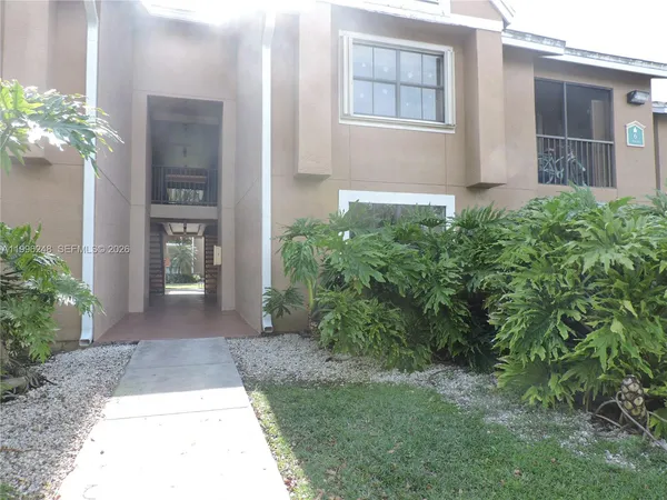 $2,400 | 15610 Southwest 105th Lane, Unit 605, Miami, FL 33196