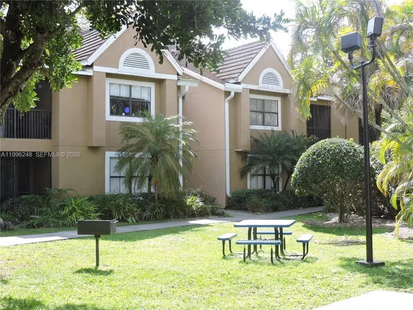 $2,400 | 15610 Southwest 105th Lane, Unit 605, Miami, FL 33196
