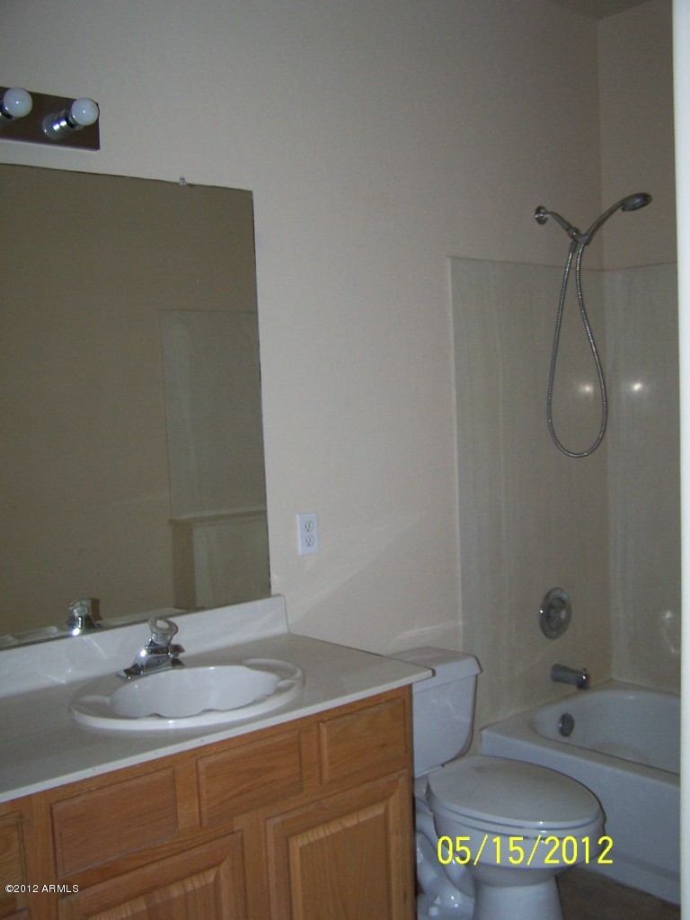 344 West Del Rio Street Gilbert, AZ 85233 - Photo 18 of 27 Full bath in upstairs hallway