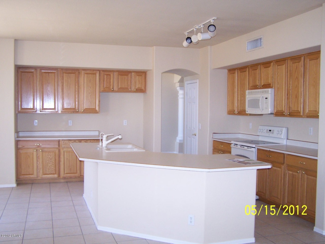344 West Del Rio Street Gilbert, AZ 85233 - Photo 10 of 27 Kitchen - View 1
