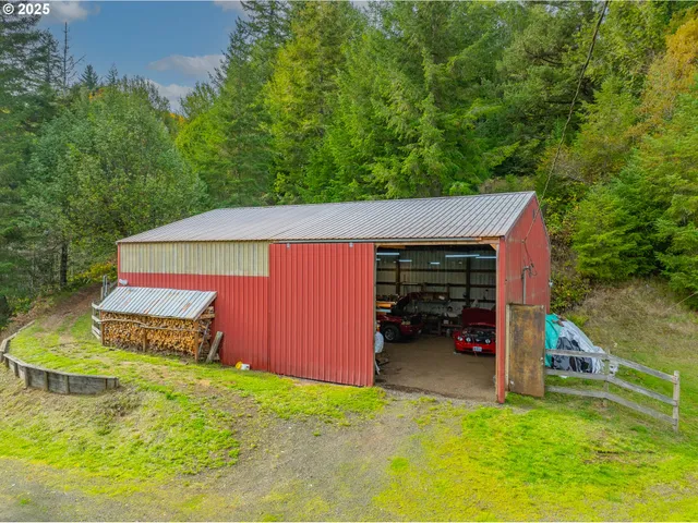 a view of a house with backyard