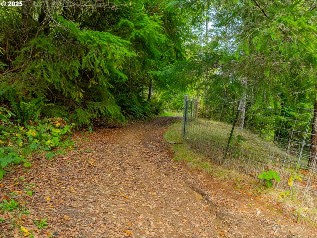 a view of a tennis court