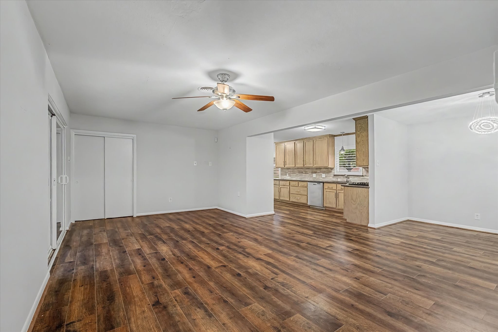 2123 Ridgecrest Drive Houston, TX 77055 - Photo 6 of 44