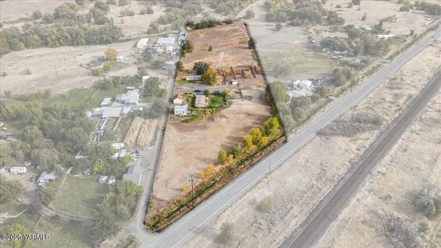 a view of a house with backyard and garden
