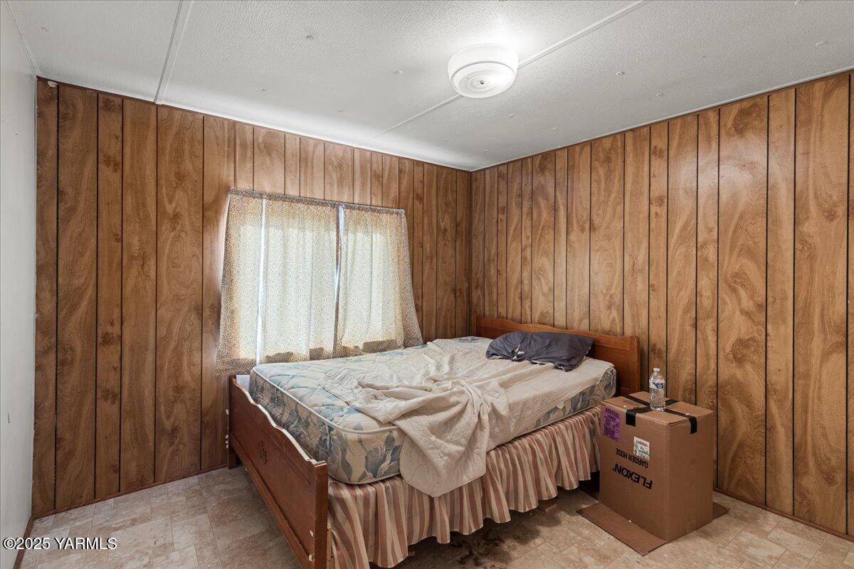 100 Gordon Lane Wapato, WA 98951 - Photo 18 of 19 a bedroom with a bed and a window
