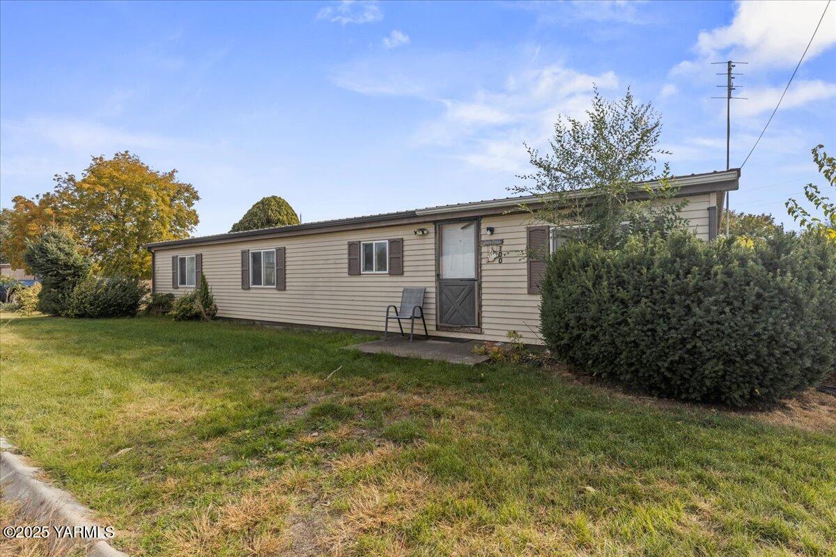 100 Gordon Lane Wapato, WA 98951 - Photo 2 of 19 a view of a house with backyard and garden