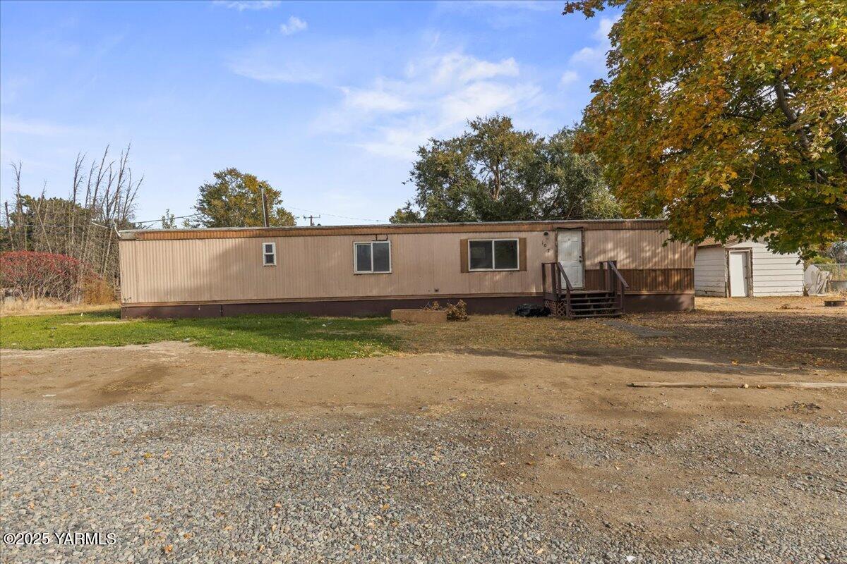 100 Gordon Lane Wapato, WA 98951 - Photo 4 of 19 a view of a house with a backyard