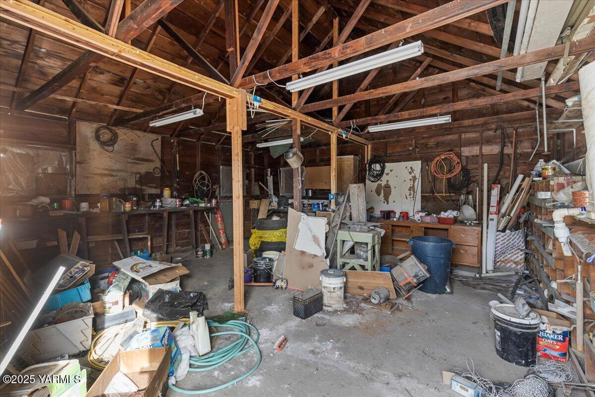 100 Gordon Lane Wapato, WA 98951 - Photo 10 of 19 a view of a storage room