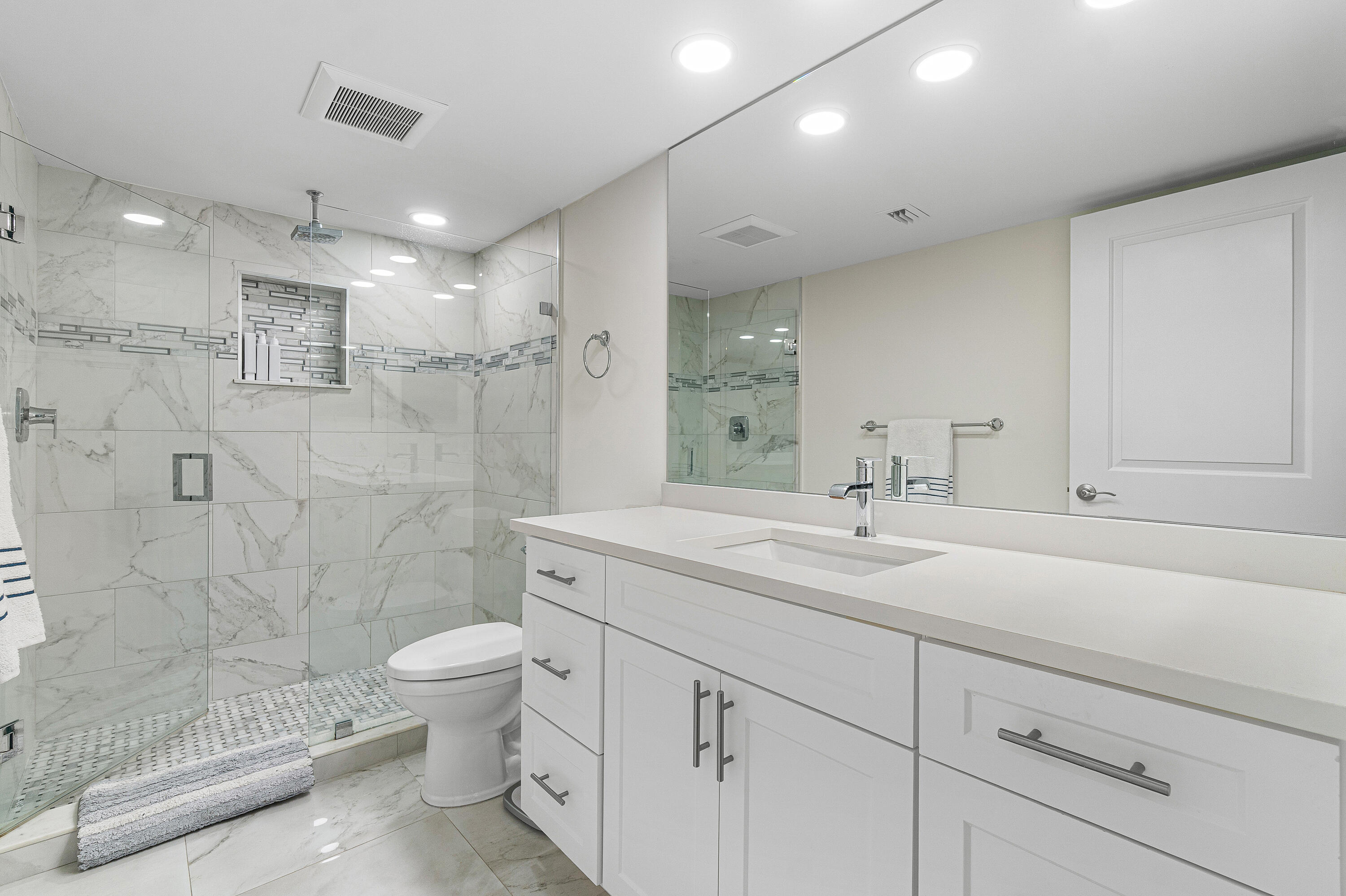 7768 Lakeside Boulevard, Unit 533 Boca Raton, FL 33434 - Photo 16 of 29 Primary Bath