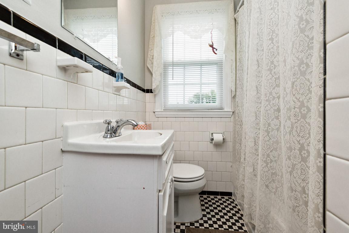 8336 Wyton Road Towson, MD 21286 - Photo 17 of 40 Full second level bath