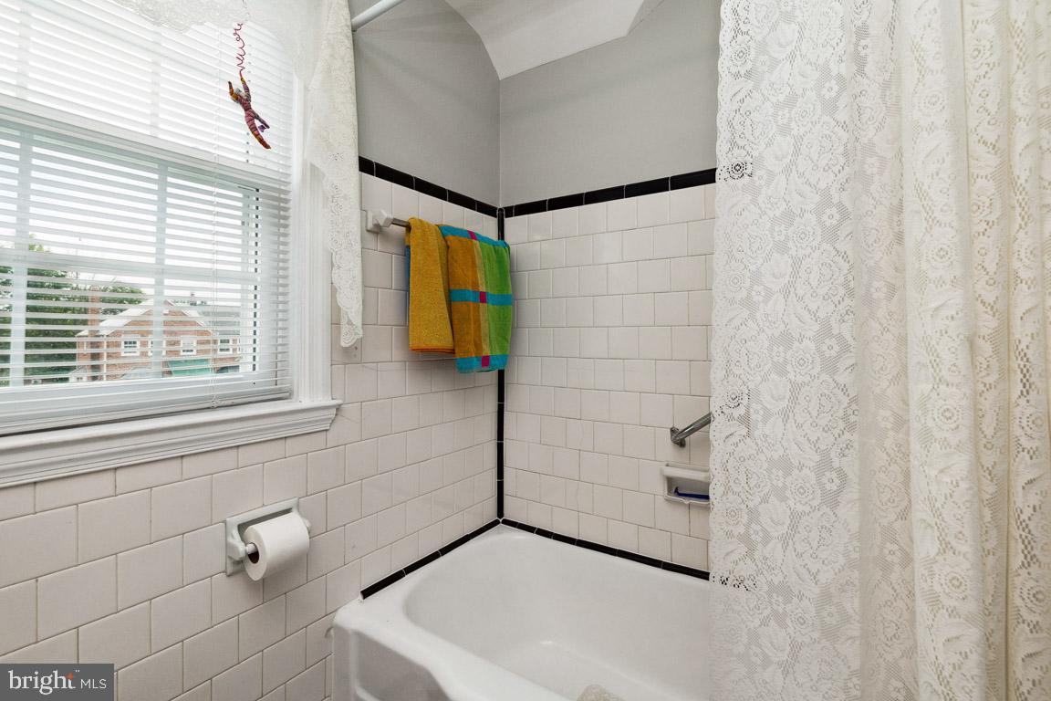 8336 Wyton Road Towson, MD 21286 - Photo 18 of 40 Tub/ shower