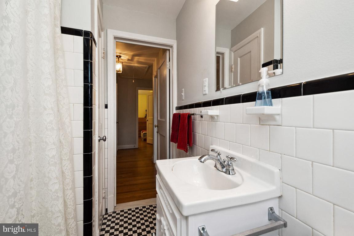 8336 Wyton Road Towson, MD 21286 - Photo 19 of 40 Tile in beautiful condition