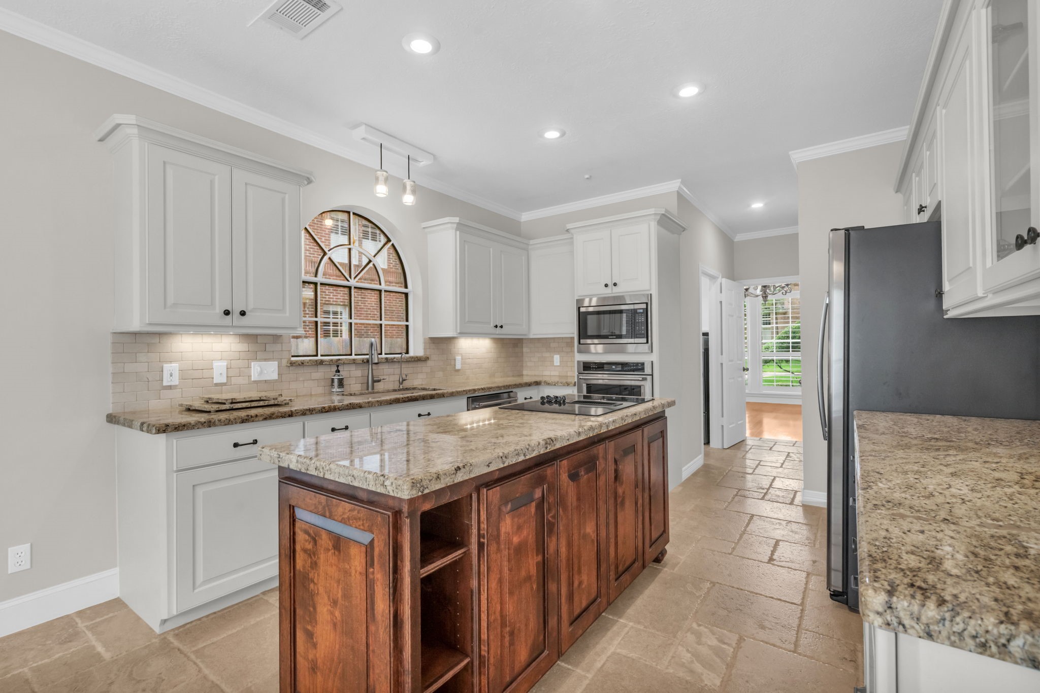 142 West Shadowpoint Circle The Woodlands, TX 77381 - Photo 11 of 50