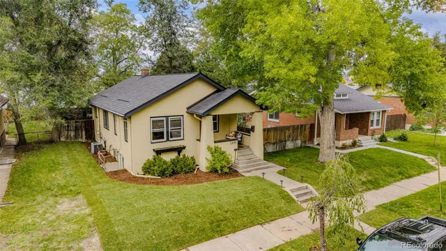 a view of a yard in front of house