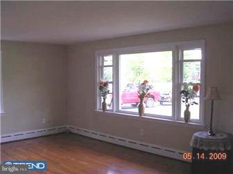 124 Middle Road Dublin, PA 18917 - Photo 3 of 10 Living Room