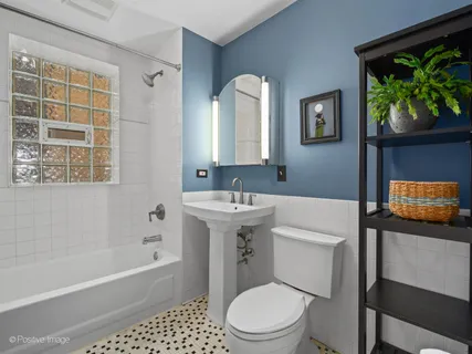 $375,000 | 1309 West Foster Avenue, Unit 2W, Chicago, IL 60640