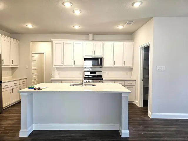 $2,000 | 721 Fossil Grv Drive, Royse City, TX 75189