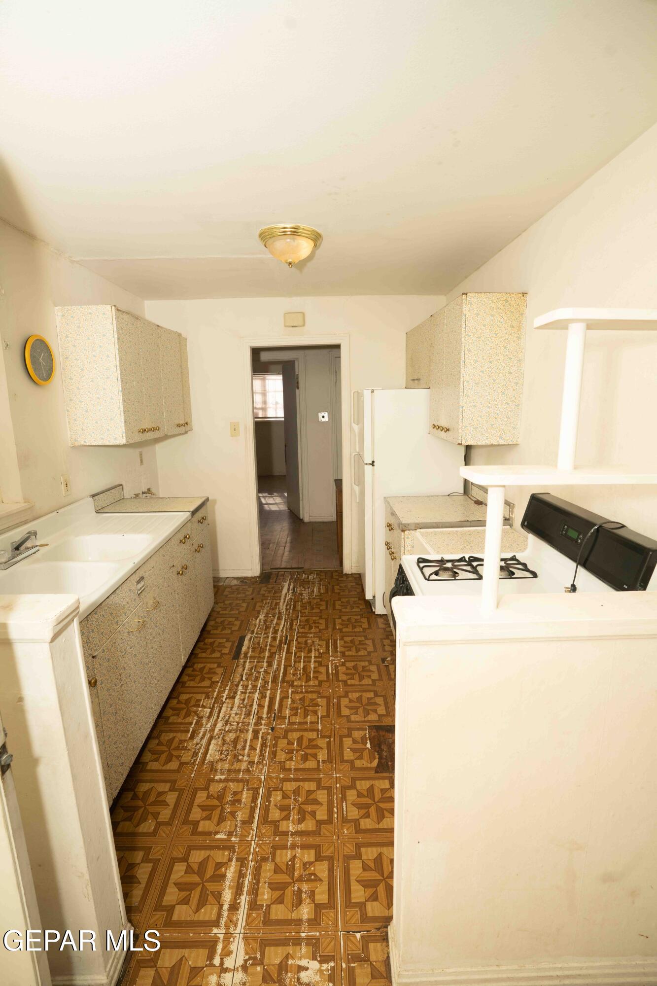 140 Teakwood Road El Paso, TX 79915 - Photo 5 of 16 a kitchen that has a sink and a stove