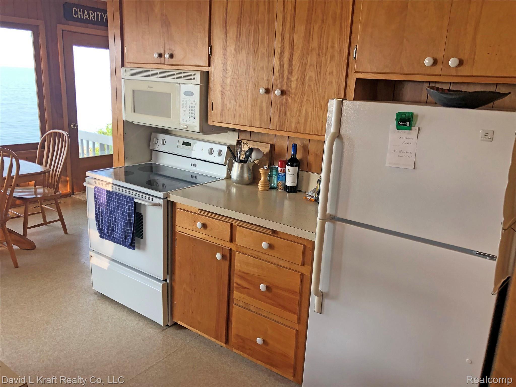8224 Crescent Beach Road Pigeon, MI 48755 - Photo 5 of 55 8224CrescentBeachKitchen.jpg