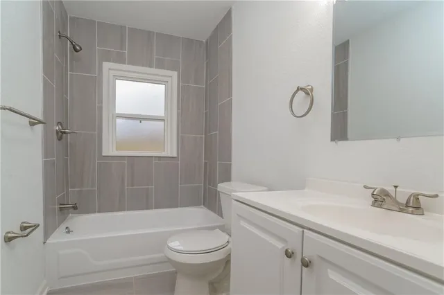 $1,985 | 7411 Northwest Oak Drive, Kansas City, MO 64152