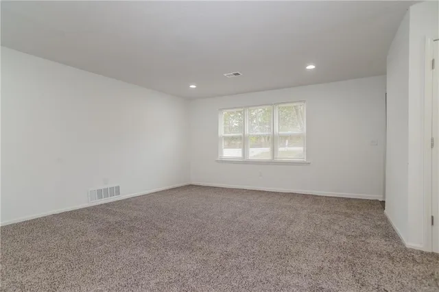 $1,985 | 7411 Northwest Oak Drive, Kansas City, MO 64152