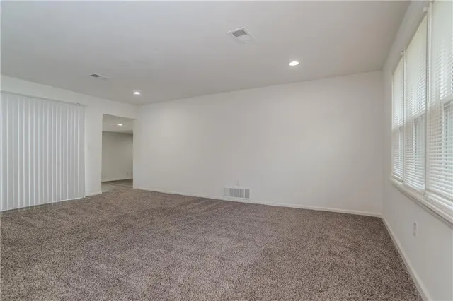 $1,985 | 7411 Northwest Oak Drive, Kansas City, MO 64152