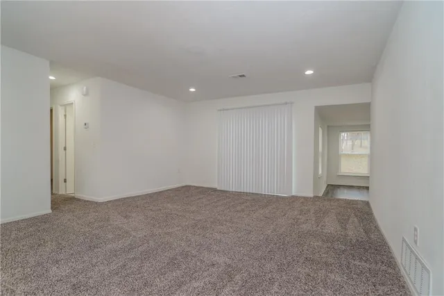 $1,985 | 7411 Northwest Oak Drive, Kansas City, MO 64152