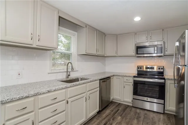 $1,985 | 7411 Northwest Oak Drive, Kansas City, MO 64152