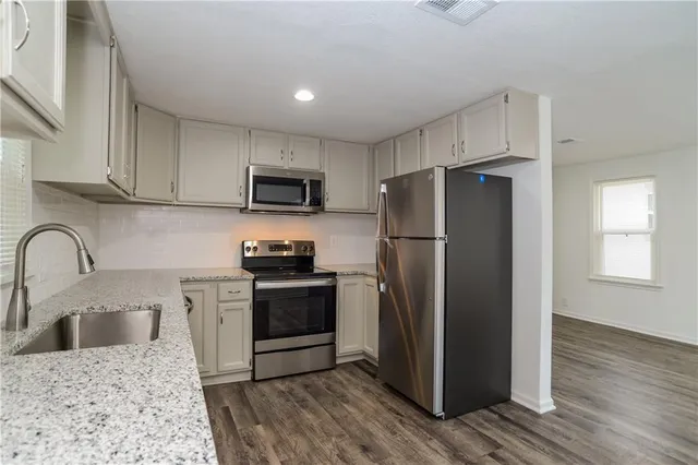 $1,985 | 7411 Northwest Oak Drive, Kansas City, MO 64152