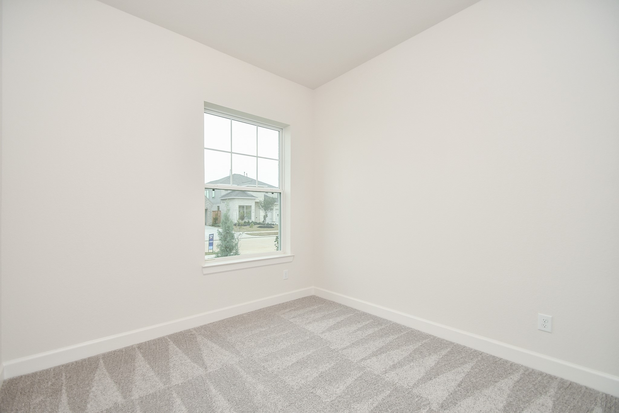 146 Amaranth Way Richmond, TX 77406 - Photo 3 of 18 an empty room with a window