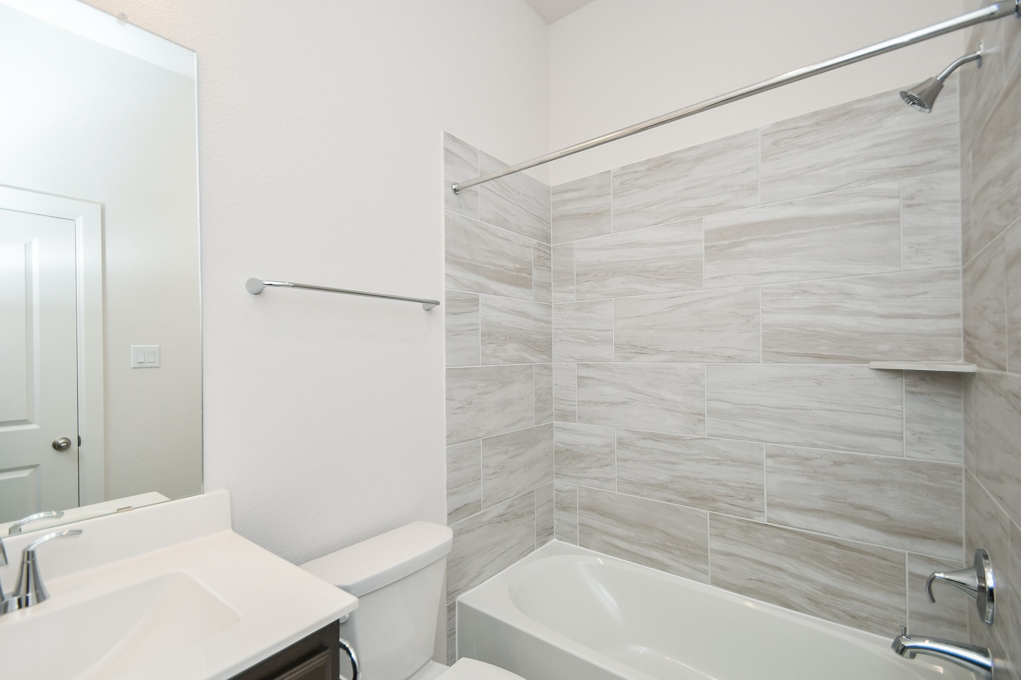 146 Amaranth Way Richmond, TX 77406 - Photo 4 of 18 a bathroom with a bathtub and a sink