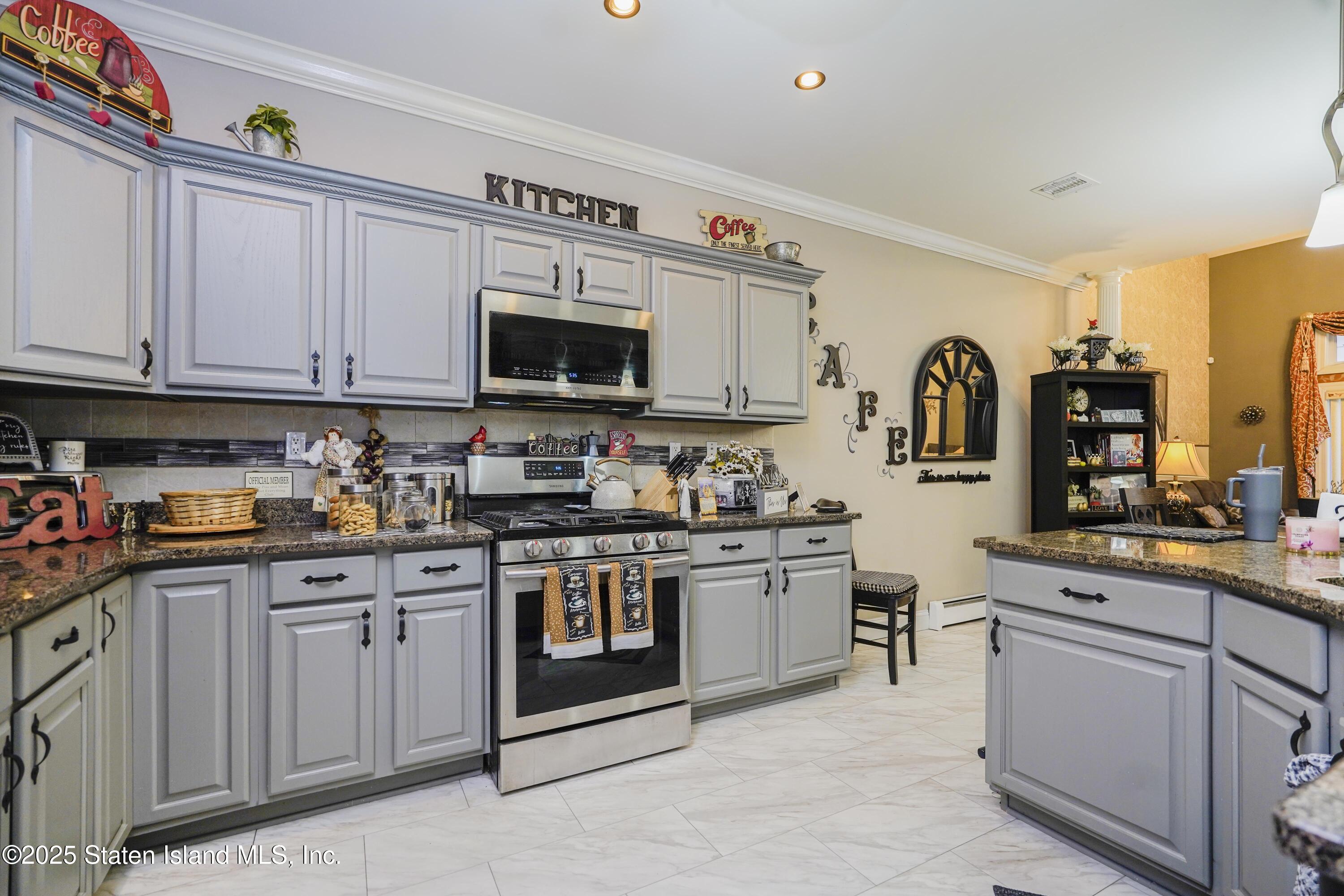 53 Topside Lane Staten Island, NY 10309 - Photo 13 of 38 Photo Apr 01 2025, 4 37 07 AM