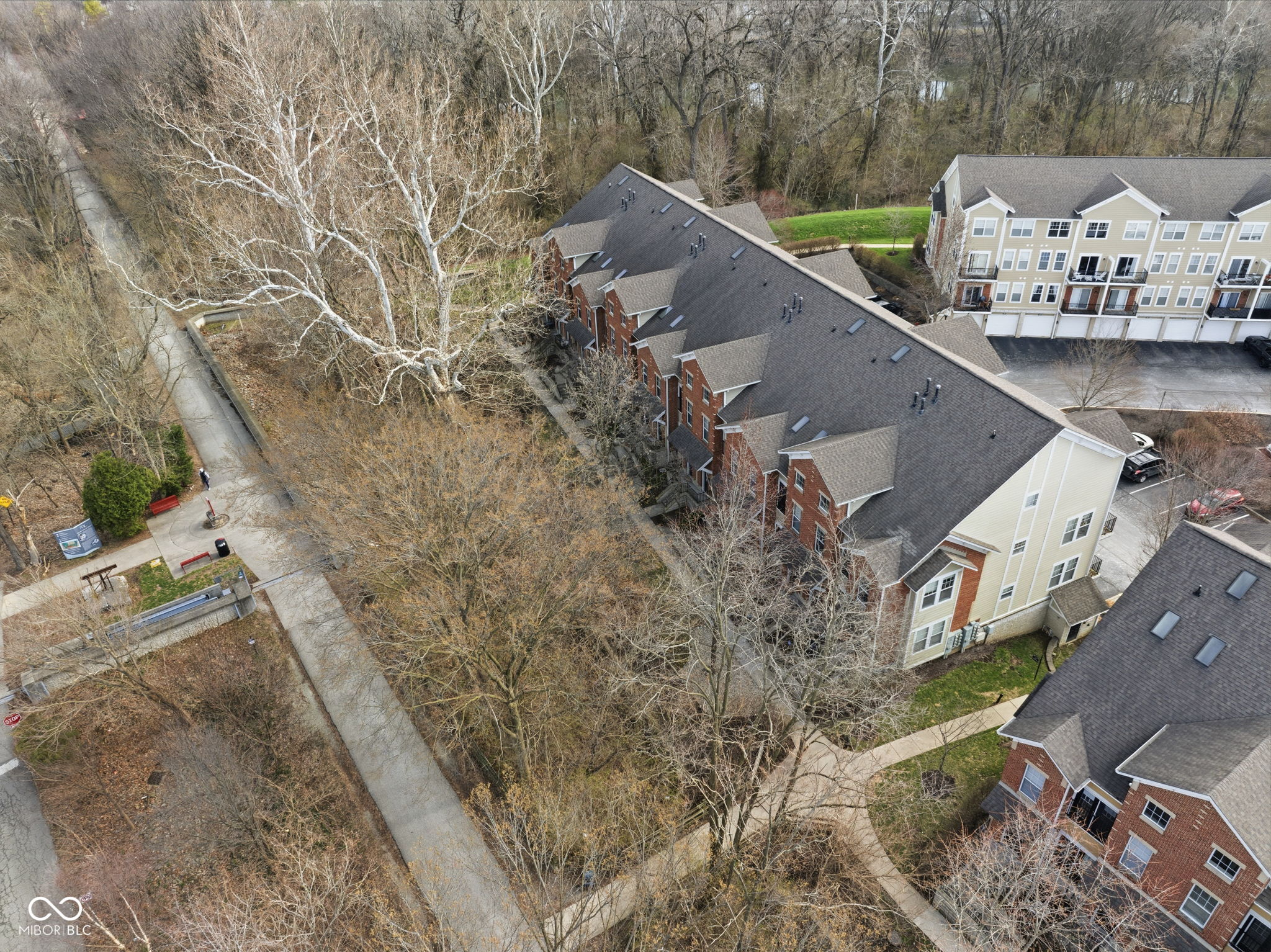 1014 Reserve Way Indianapolis, IN 46220 - Photo 3 of 31