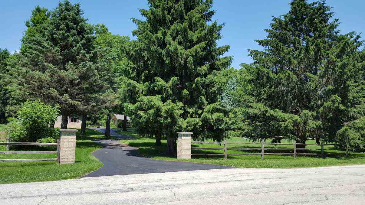 11154 Shaw Road Rockford, IL 61114 - Photo 3 of 25 a front view of a house with a yard