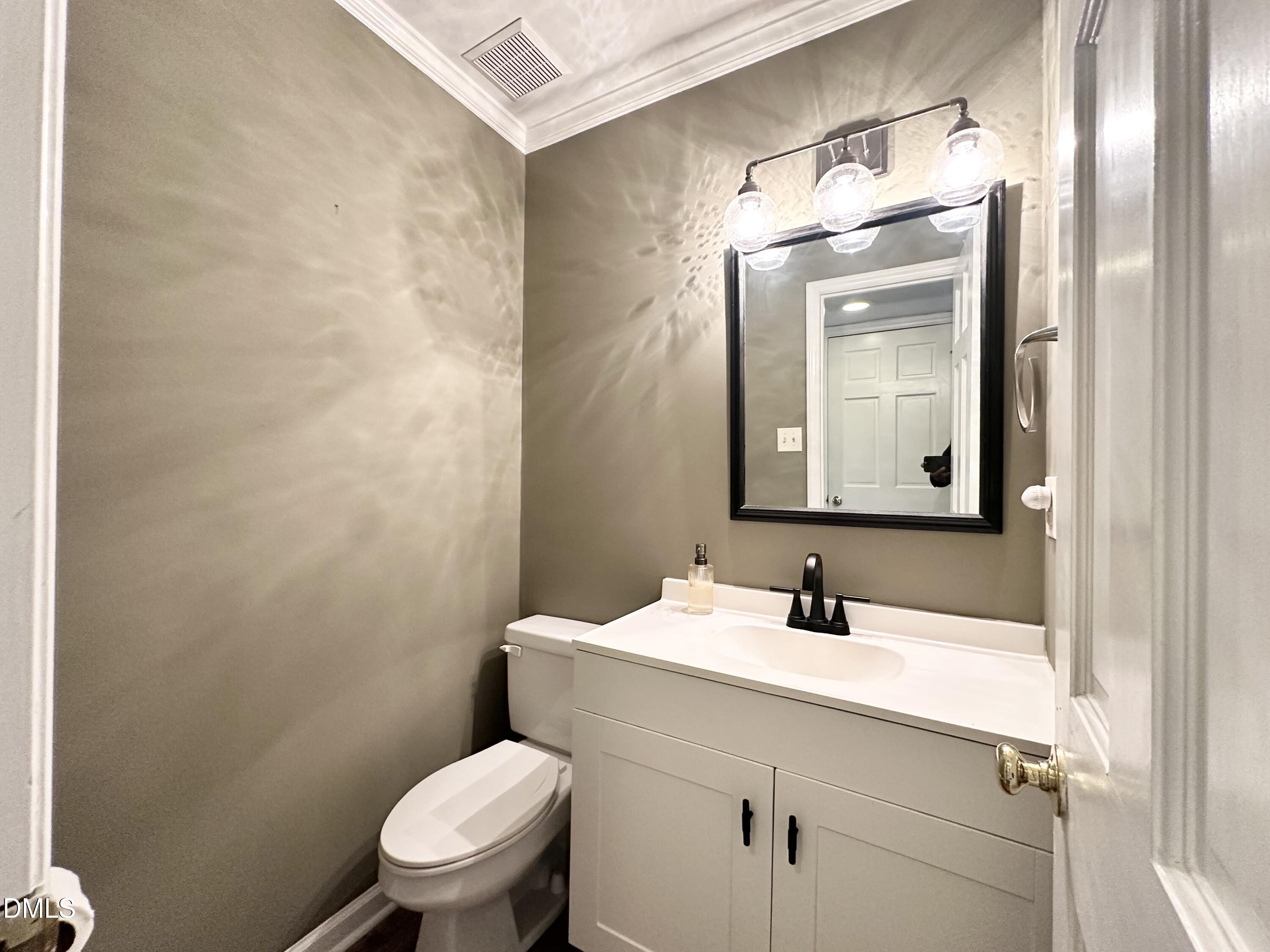 5649 Hamstead Crossing Raleigh, NC 27612 - Photo 4 of 17 IMG_4590