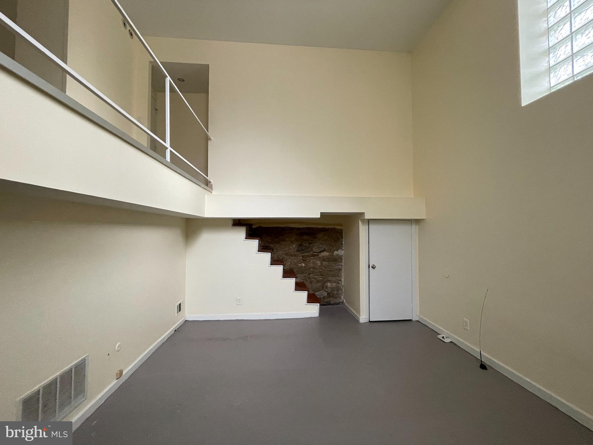 261 Queen Street, Unit 1 Philadelphia, PA 19147 - Photo 9 of 14 a view of entryway