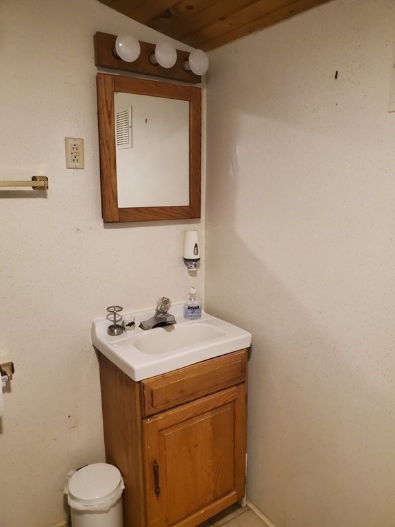 154 Lake Road Sturbridge, MA 01518 - Photo 11 of 39 a bathroom with a toilet sink vanity and mirror