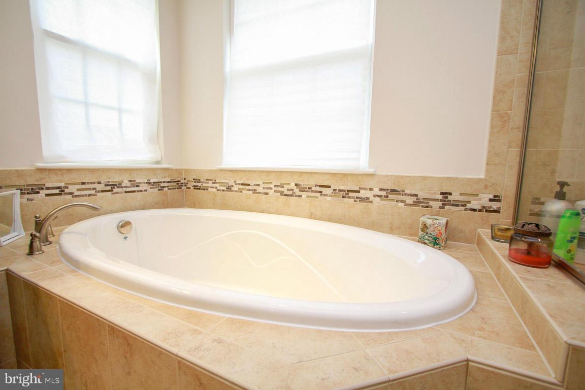 10502 Windlass Run Road Baltimore, MD 21220 - Photo 22 of 26 a bathroom with a bathtub
