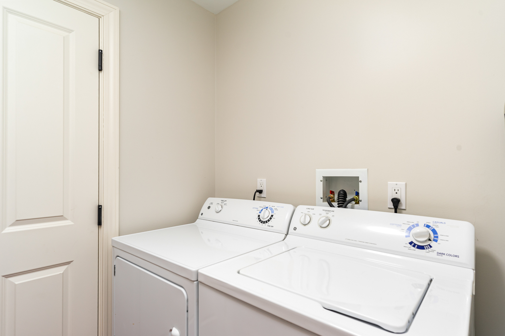 720 Green Bay Road, Unit 2E Winnetka, IL 60093 - Photo 13 of 15 a utility room with dryer and washer