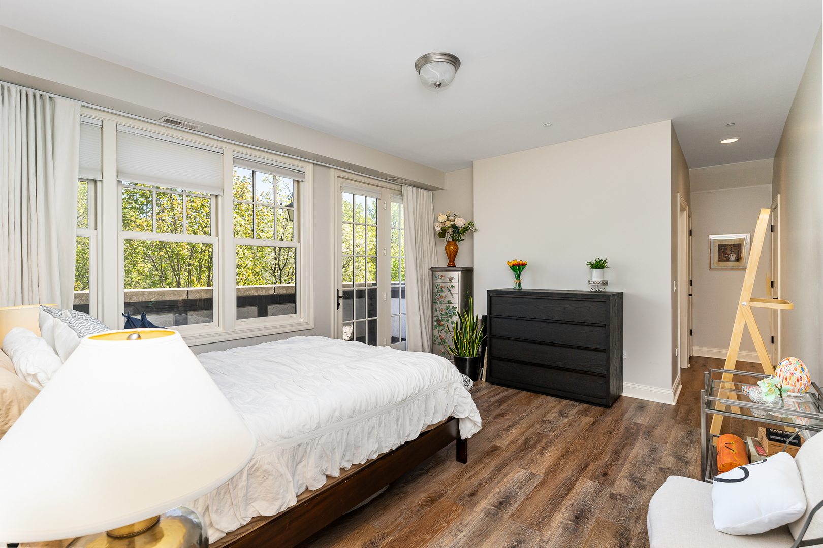 720 Green Bay Road, Unit 2E Winnetka, IL 60093 - Photo 8 of 15 a bedroom with a bed and wooden floor