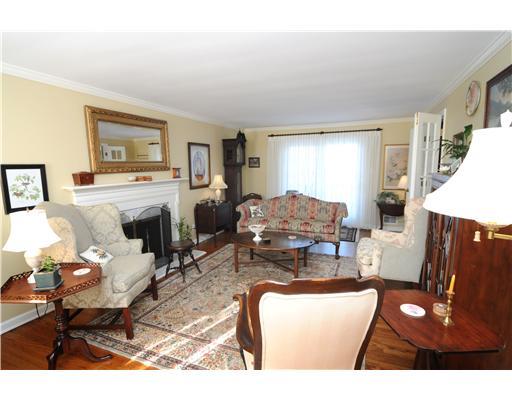 553 Trotwood Ridge Road Upper St. Clair, PA 15241 - Photo 3 of 18 Living Room.