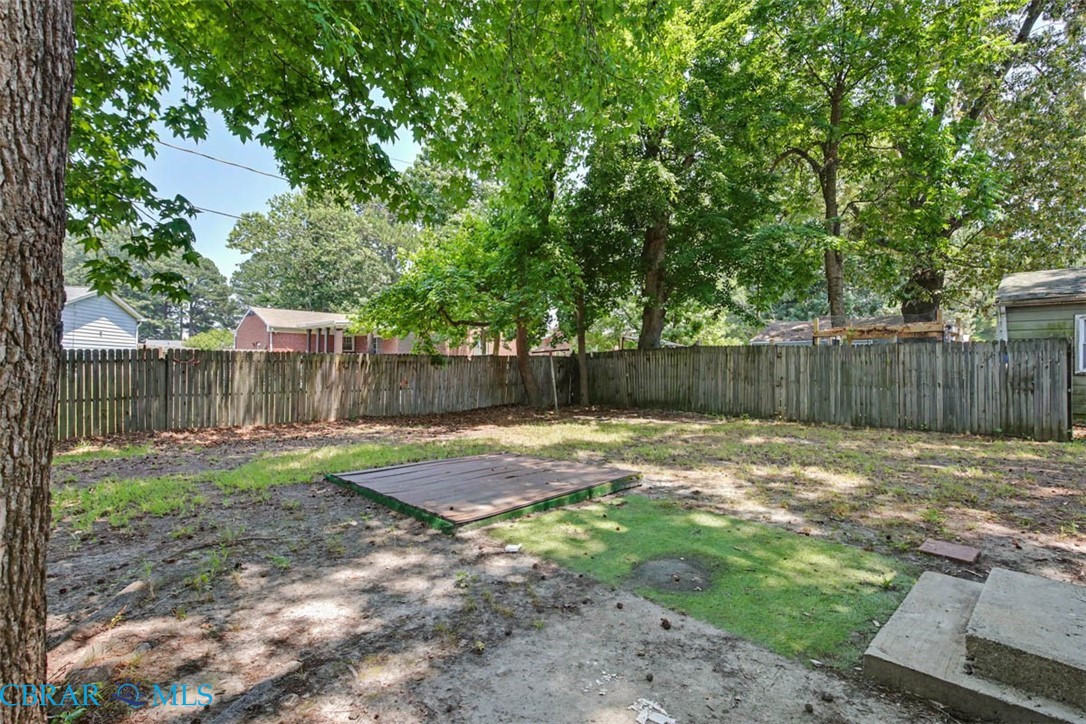 914 Ridgeway Avenue Hampton, VA 23661 - Photo 30 of 33 a view of a yard with a trampoline