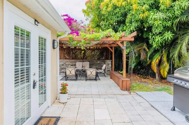 a view of a house with backyard and garden
