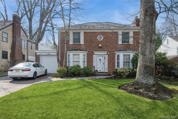 $1,299,000 | 24 Welwyn Road, Great Neck, NY 11021
