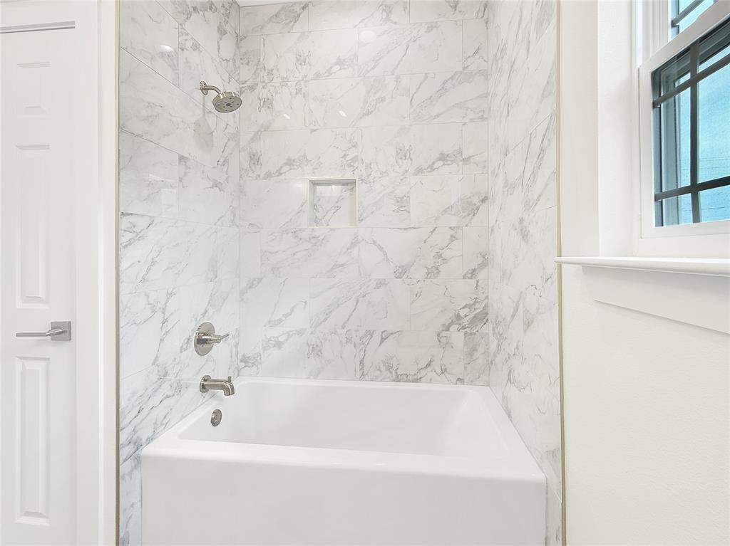6472 Old Clarksville Road Reno, TX 75462 - Photo 15 of 22 a bathroom with a bathtub