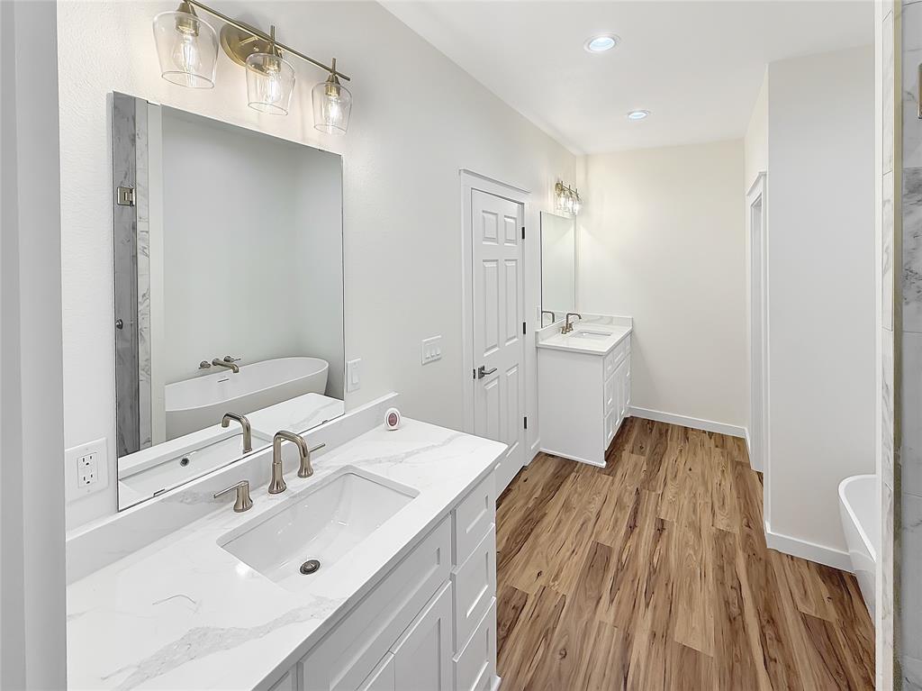 6472 Old Clarksville Road Reno, TX 75462 - Photo 10 of 22 a en suite bathroom with a sink and mirror