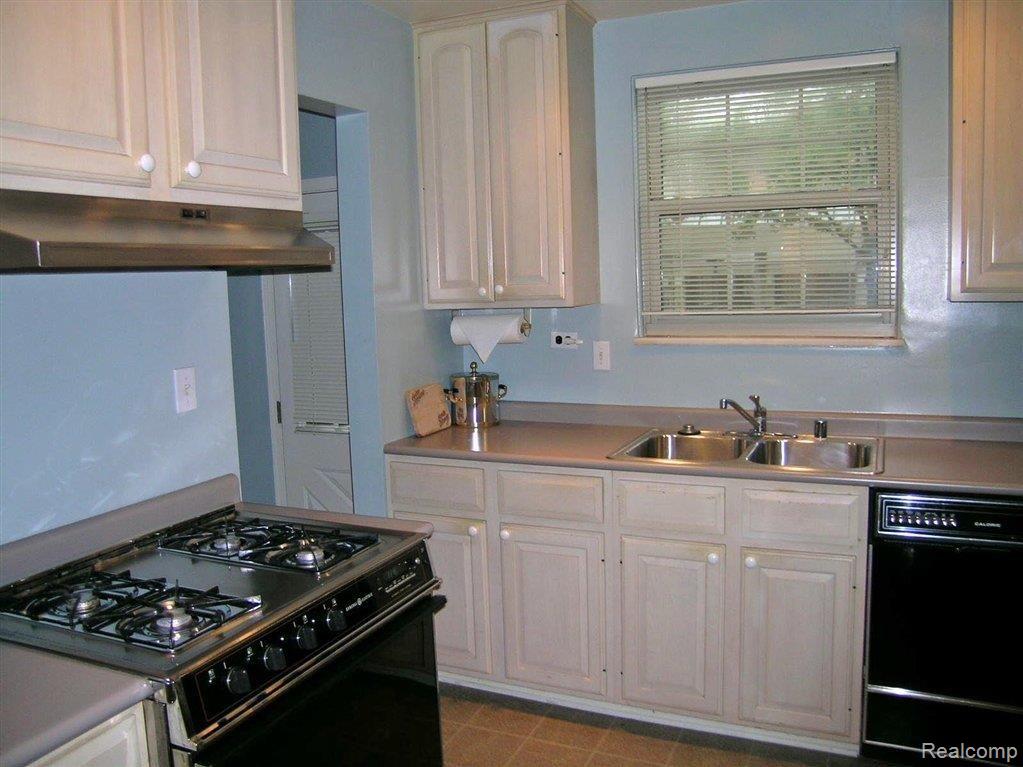145 Mapleton Road Grosse Pointe, MI 48236 - Photo 6 of 9 kitchen 1.JPG