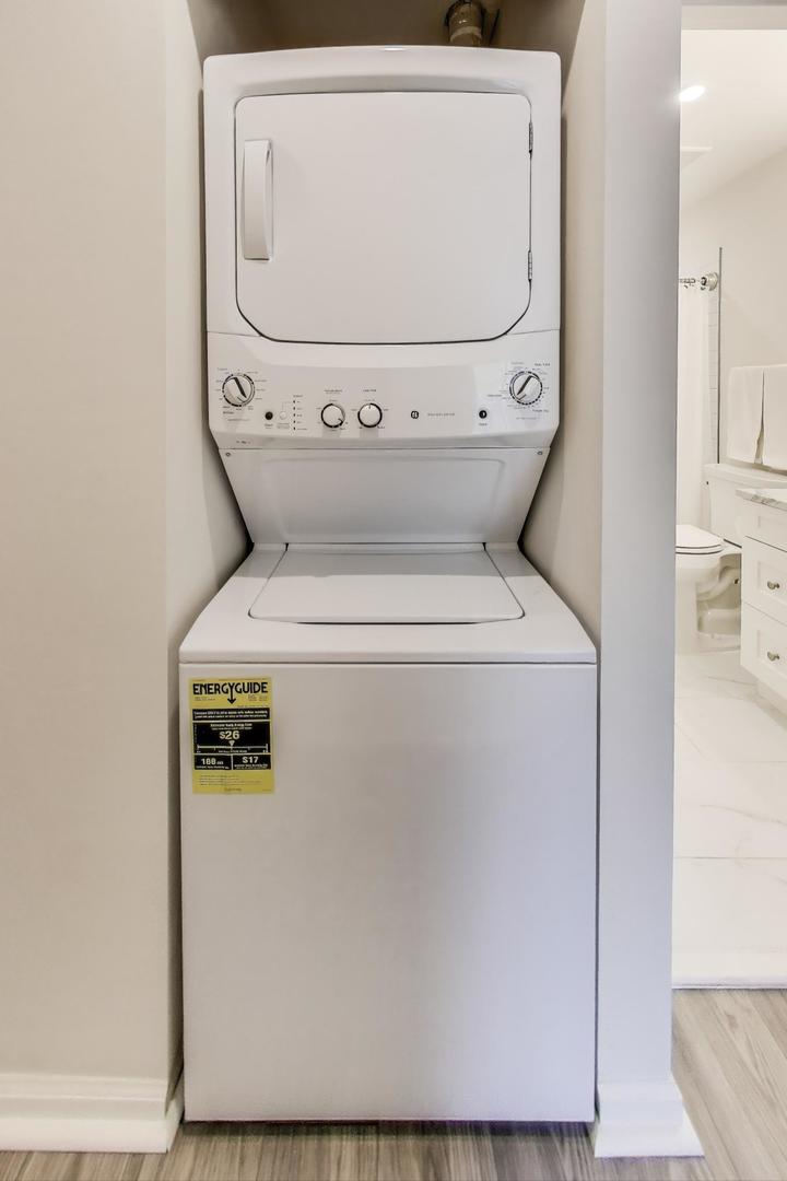 805 Leicester Road, Unit B105 Elk Grove Village, IL 60007 - Photo 19 of 37 a utility room with dryer and washer