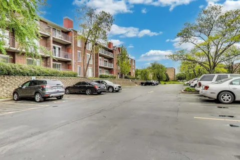 $259,000 | 805 Leicester Road, Unit B105, Elk Grove Village, IL 60007