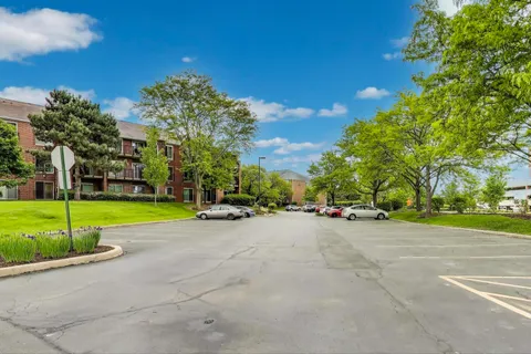 $259,000 | 805 Leicester Road, Unit B105, Elk Grove Village, IL 60007
